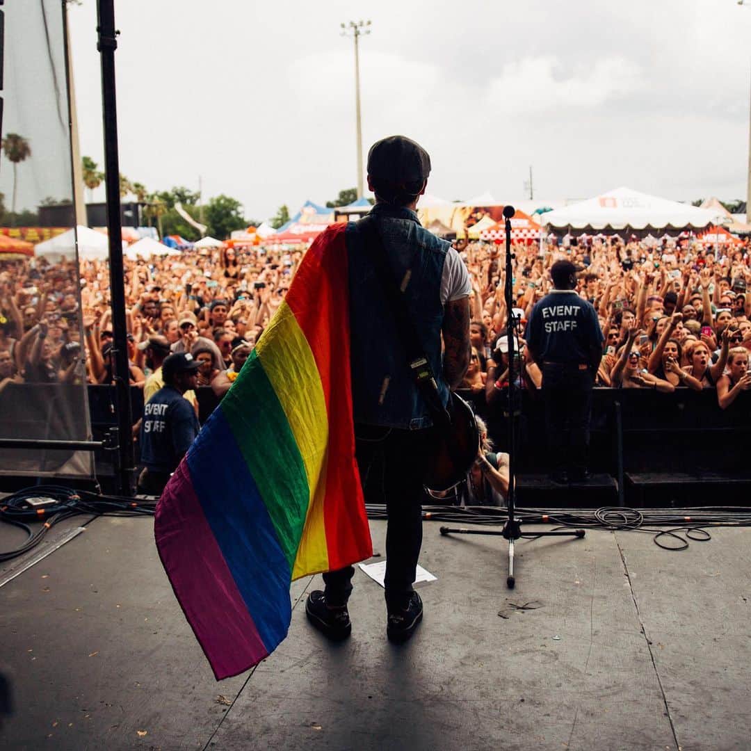 ニック・マーティンのインスタグラム：「To all the LGBTQIAP+ who may follow me, know that I stand alongside you, forever support you, & fight with you on the journey to acceptance & equality of sexual diversity. Much love to all of you 🏳️‍🌈❤️ #pride #pridemonth」