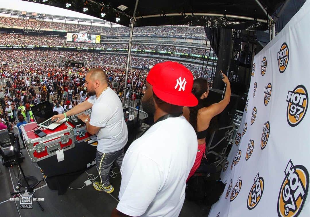 ファンクマスター・フレックスのインスタグラム：「50,000 deep!!! @djbobbytrends on the set!!! Summer Jam!!! Pow!!! @litdigitaldjs !!!! Pic via! @blaksmif」