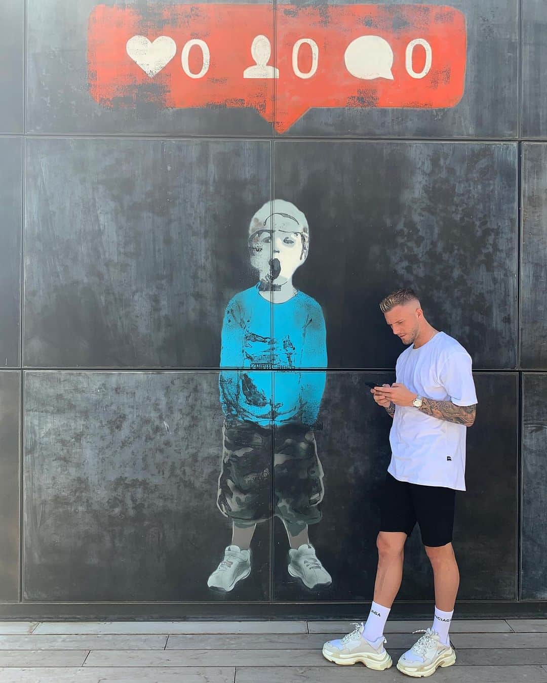 アンドレ・ホフマンのインスタグラム：「I don't care.👱🏼‍♂️💬 #dubai #vacation」