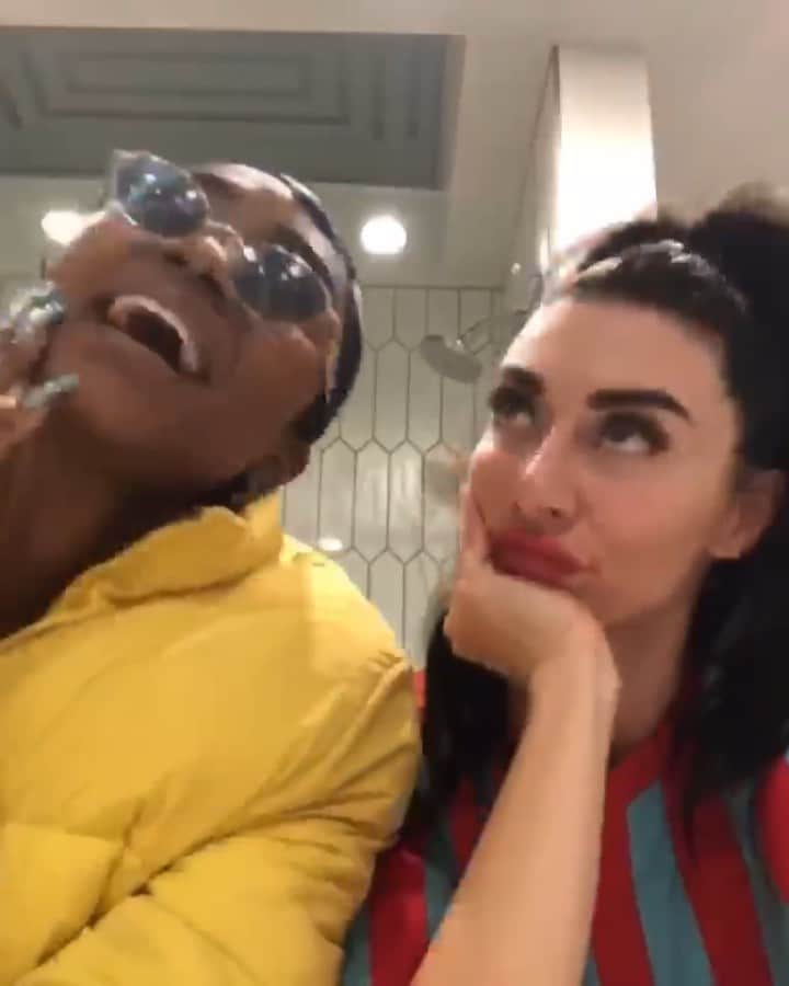 カーミンのインスタグラム：「when we get together it’s makin bops or bathroom trillers 😂💙 I love my baby blu @sonyae and she got the best summer song #princessgoat」