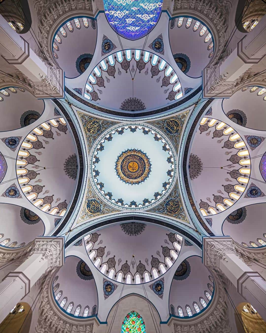 Nicanor Garcíaのインスタグラム：「Flower of light | Flor de luz #nicanorgarcia #travelarchitectures . Visiting the new Çamlıca Mosque with @blueturabs @visitist & @inflowsummits during Inflow Istanbul Soul #MyIstanbul. Thank you!」