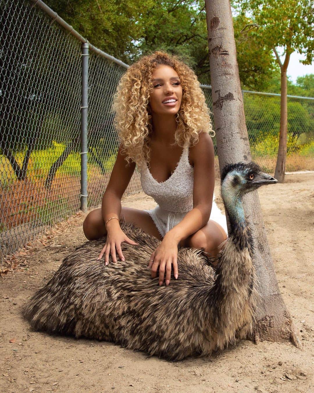 Jena Frumesさんのインスタグラム写真 - (Jena FrumesInstagram)「Tag a friend that looks like this Emu🐦 @fashionnova 😅 Emu’s are the second largest birds by height, native to Australia 🇦🇺 ! They are flightless but can run up to 31 mph‼️」6月4日 2時26分 - jenafrumes