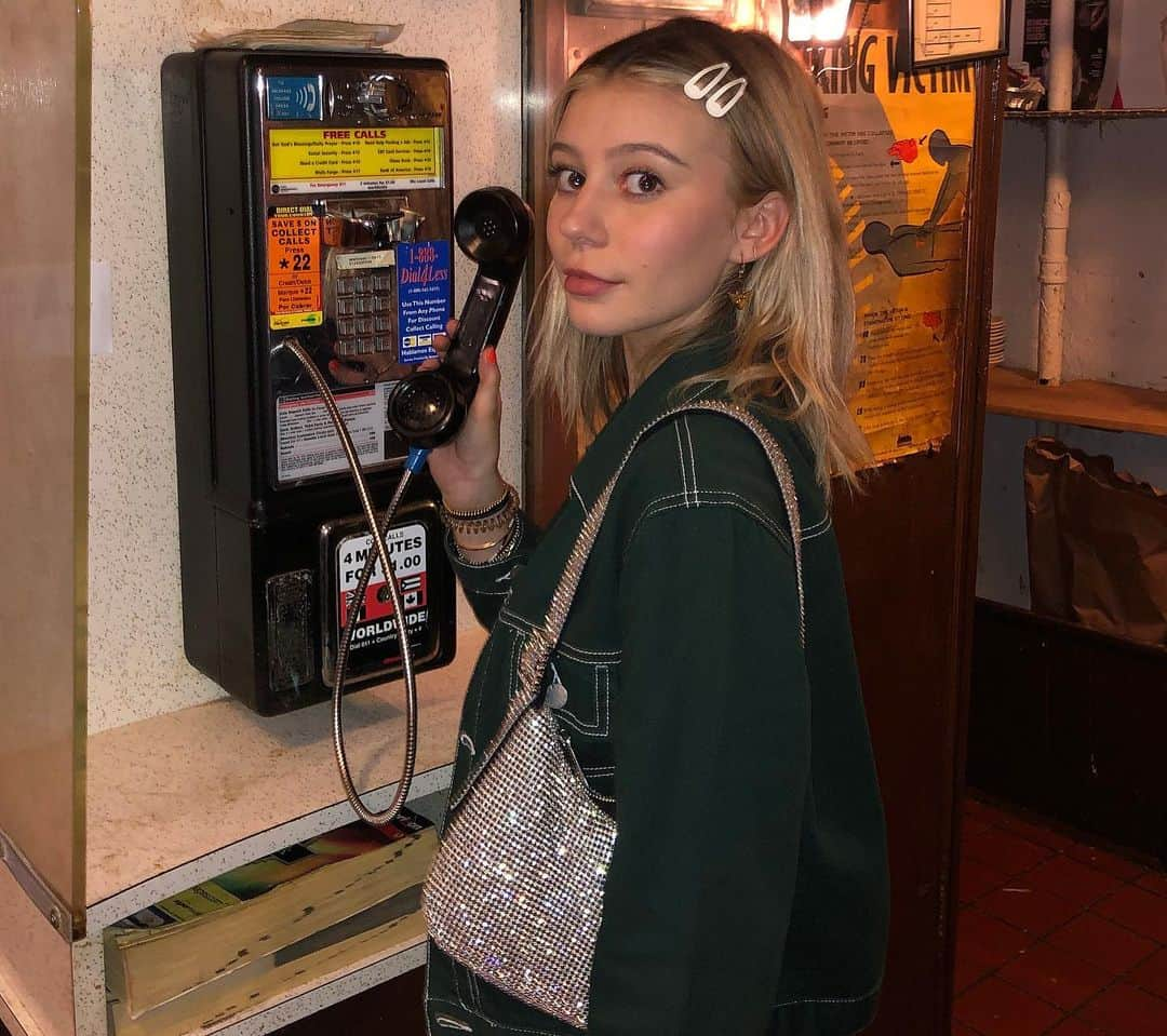 G・ハネリウスさんのインスタグラム写真 - (G・ハネリウスInstagram)「night out necessities: obnoxiously glittery bag and @gpolishofficial in Caution 🧡」6月4日 2時37分 - ghannelius