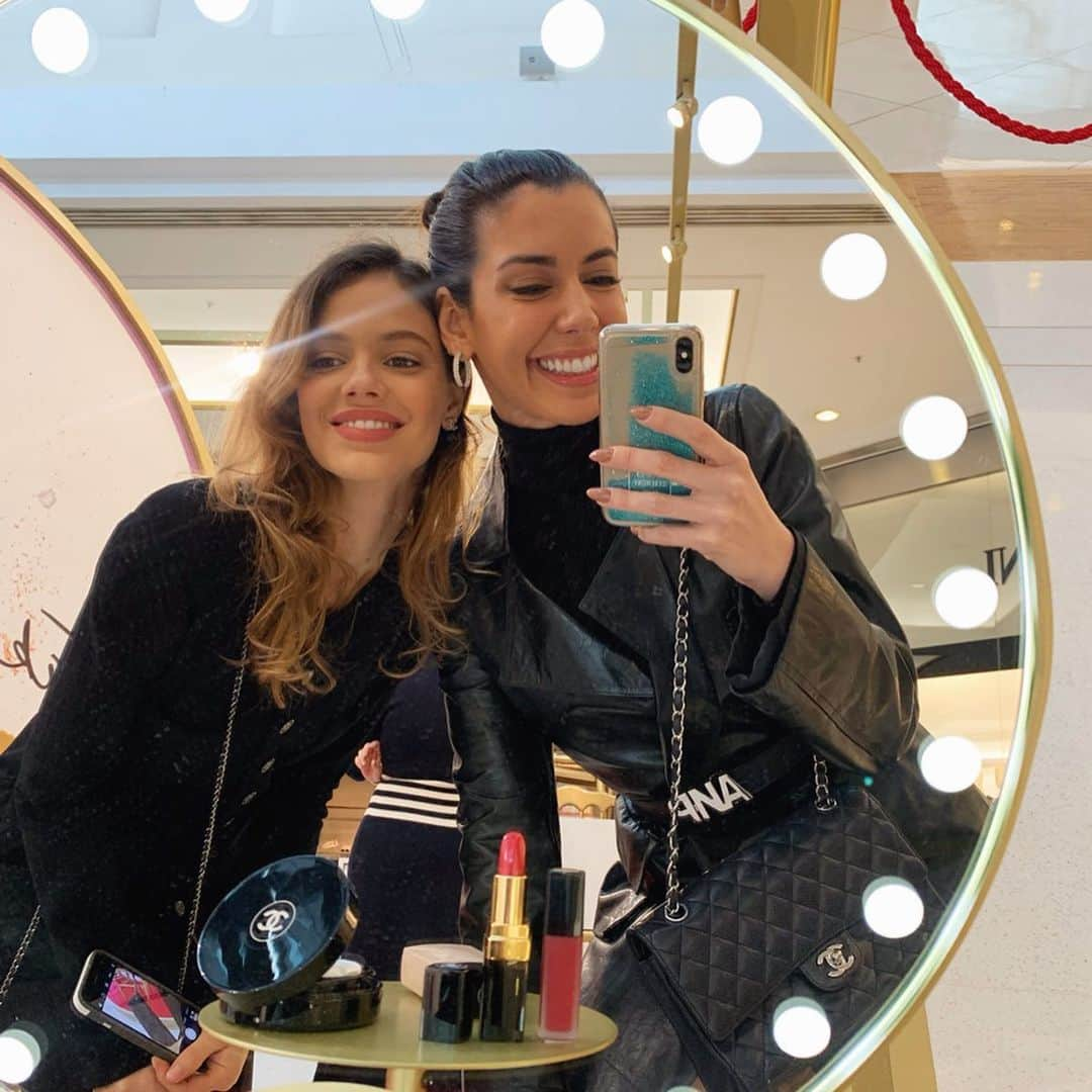 Garotas Estupidasさんのインスタグラム写真 - (Garotas EstupidasInstagram)「take a new chance ✨ hoje no lançamento da nova versão de Chance, perfumão hit da @chanelofficial! Delicia, notas de Jasmin com essência de rosas! @neivalaura, amei te ver!」6月4日 8時06分 - camilacoutinho