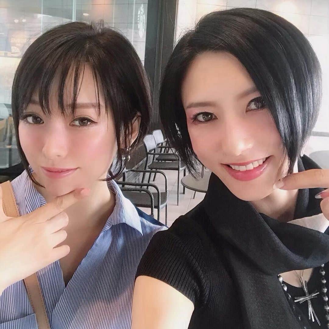 鷹村アオイさんのインスタグラム写真 - (鷹村アオイInstagram)「. コスプレイヤーの椎名煌ちゃん @chankirachan と大阪でカフェした時のお写真！ . 透明感抜群でした！ 海外招致レイヤーさんとしても各国をまわっていたりと名前の通り煌びやかです煌びやかです✨ . 京都弁が可愛い😍❤️ . #椎名煌 #カフェ巡り #コスプレイヤー #京都弁可愛すぎる」6月4日 8時07分 - aoi_takamura