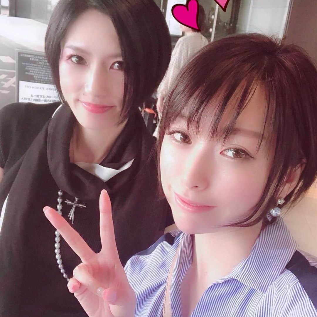 鷹村アオイさんのインスタグラム写真 - (鷹村アオイInstagram)「. コスプレイヤーの椎名煌ちゃん @chankirachan と大阪でカフェした時のお写真！ . 透明感抜群でした！ 海外招致レイヤーさんとしても各国をまわっていたりと名前の通り煌びやかです煌びやかです✨ . 京都弁が可愛い😍❤️ . #椎名煌 #カフェ巡り #コスプレイヤー #京都弁可愛すぎる」6月4日 8時07分 - aoi_takamura