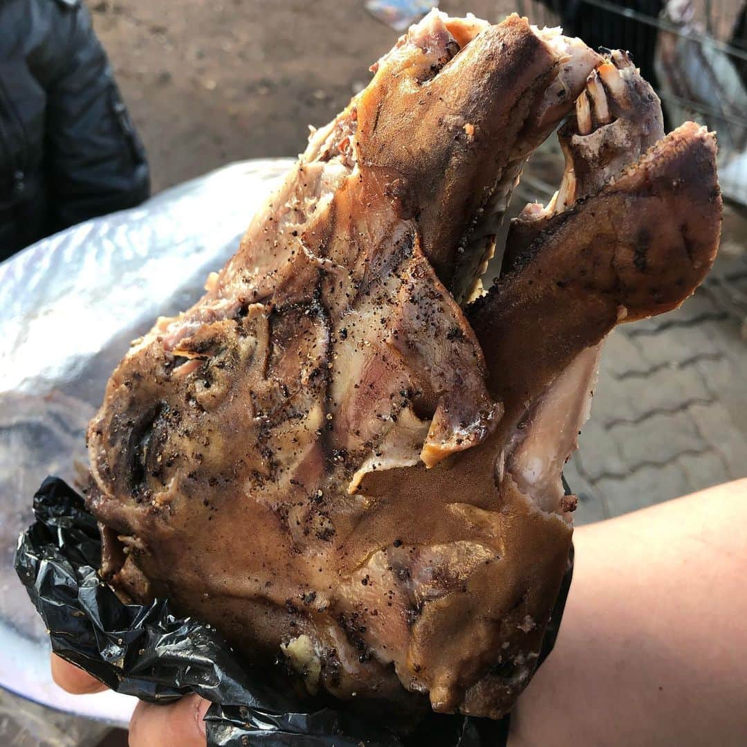 丸山ゴンザレスのインスタグラム：「‪映像だけだと見えにくい部分もあったので羊頭の丸焼きこと「スマイリー」の表裏をアップします（ヨハネスブルグ取材こぼれ話）‬」