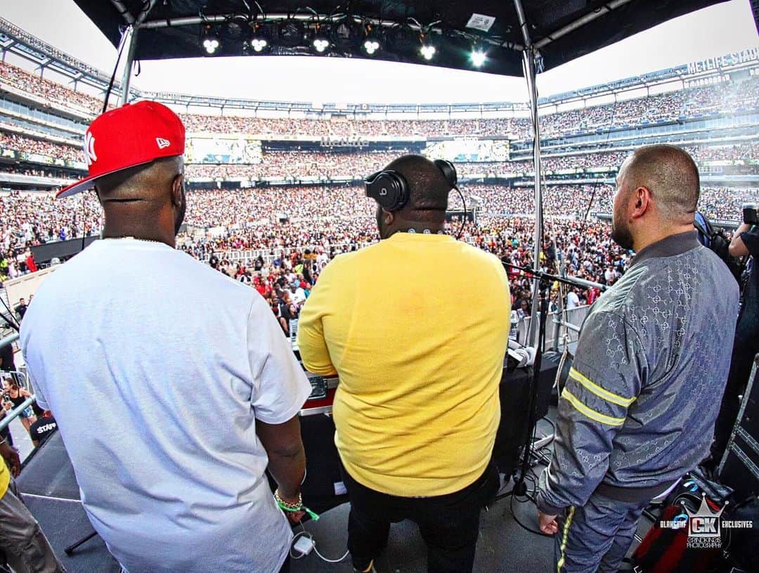 ファンクマスター・フレックスのインスタグラム：「Hahahah! For years I dealt with Bosses who had an agenda to keep my team of good djs in the background! One particular Pitbull member that was really an ungrateful undercover snake that showed his true colors when he was out the building.. and djs/promoters that thought we couldn’t find a way around them! 2019 @litdigitaldjs was Re-Created! We are the squad! @funkflex  @djbobbytrends  @kooldjredalert  @djchuckchillout  @djspazo  @djhrnyc  @djnyse_  @djhova  @djchubbychub  @djjaet  @tatwza」