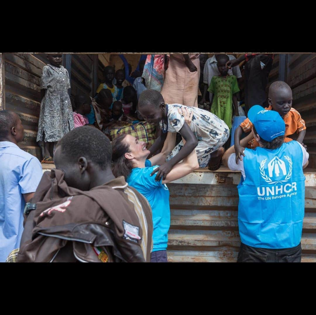 クリスティン・デイヴィスさんのインスタグラム写真 - (クリスティン・デイヴィスInstagram)「On this day in 2015 I had one of the most amazing experiences- I was in Uganda with UNHCR , welcoming people who had escaped the violence in South Sudan. Many were young children , who had escaped alone.  What an honor to be able to help them off of the transport truck with a smile , then to take them to get their basic supplies. These children had made the journey With only the clothes on their backs. So providing them with food water and shelter is the immediate job. Later the @refugees staff would start to record their stories and try to reunite families, whenever possible. I am always inspired by the spirit and tenacity of the people I meet in these challenging situations. I treasure these moments and am filled with gratitude for  being able to be a small part of the work done by the U. N. Refugee Agency 💙」6月4日 2時46分 - iamkristindavis