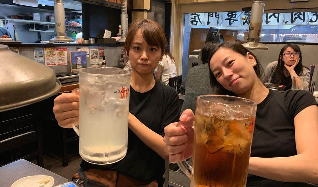 渡辺華奈さんのインスタグラム写真 - (渡辺華奈Instagram)「#真下玲奈 さん と #新里凌 さん と肉🥓 二人とも自分の道を突き進んでる素敵な女性です🥰 とりあえずおっとこ前ジョッキで乾杯したぜ！！！ 大きさ伝わりにくい！！ #私たちは今日から男前 #いやおっとこ前  #毎日肉 #烏龍茶 #ホルモン #レバーの歴史が変わった #女優 #役者 #総合格闘技  #女子格闘技 #筋肉女子 #mma #jexer上野」6月4日 2時47分 - kana_0821