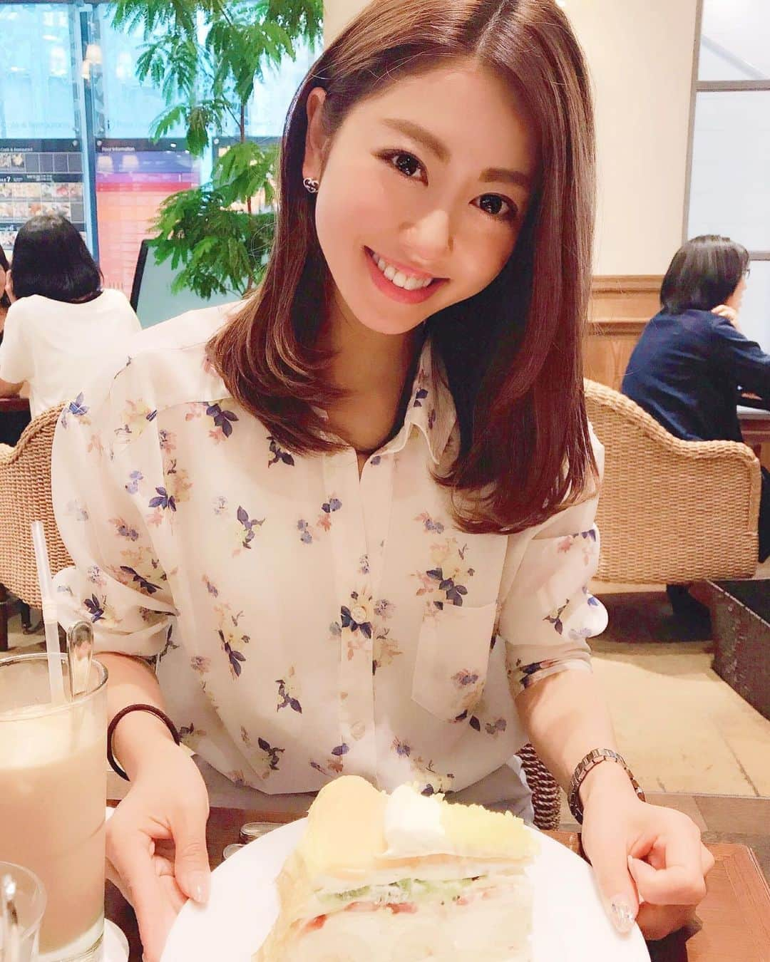 小山ひかるさんのインスタグラム写真 - (小山ひかるInstagram)「久しぶりの麻衣ちゃん😊✨ . ハンバーグが食べたいって リクエストやったから オススメのハンバーグランチへ♡ 安定の美味しさやった〜🥺❤️ . 大好きなハーブスでケーキも食べて たくさん話せたね♪♪ . また近々☺️💕 . . #ランチ #lunch #渋谷 #shibuya #ハンバーグ #ハンバーグランチ #bonbori #bonbori道玄坂店 #女子会 #girls #model #smile #happy #love #ハーブス #harbs #cake #ミルクレープ #うまみ #美味 #美味しい #同い年 #follow」6月4日 2時50分 - hikaru_kym