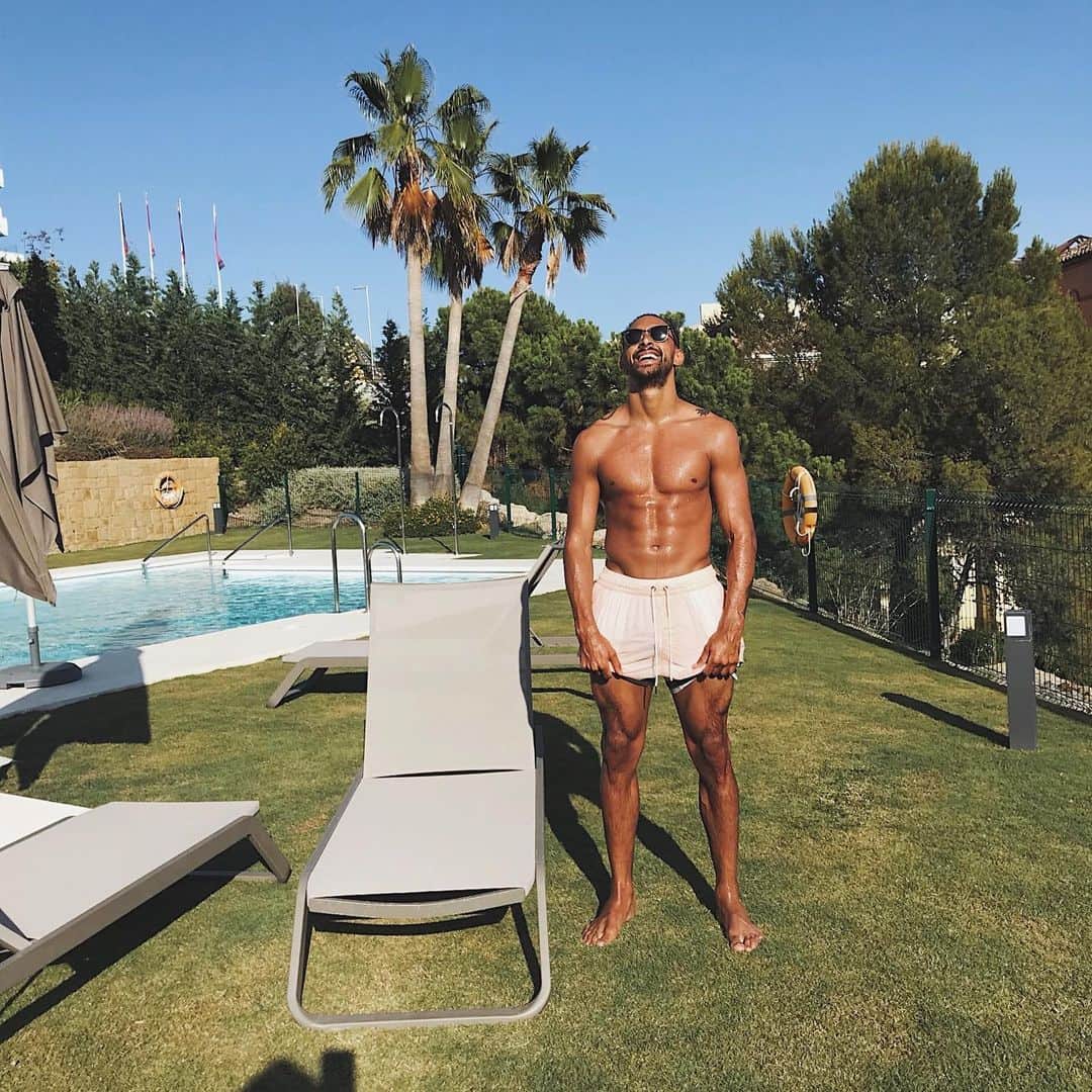 カリム・ベララビのインスタグラム：「Yes smile and be positive! 🌞☀️🏝」