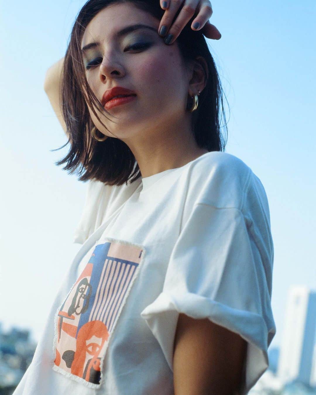 のインスタグラム：「The collaboration goods with the Denmark based black-and-white monochrome artist Phuc Van Dang @phucisme is showcased in the exhibition and you can buy this T-shirts in there :) And thanks for cooperation all of my best friends in Tokyo. . @loveli_official 😘 @johannesfihlen 😘 @xaviertera 😘 @anacanomakeup . . #Tokyo #graphic #tshirts #Paris #abstractart」