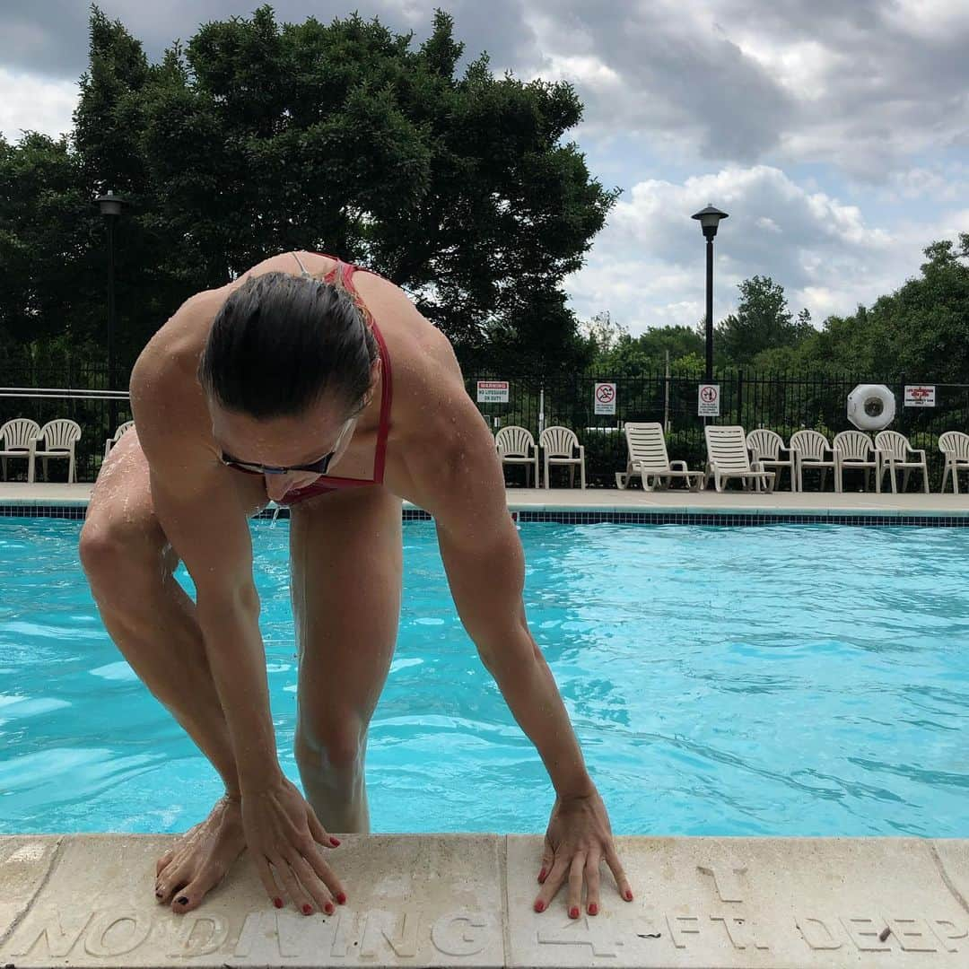 カティンカ・ホッスーさんのインスタグラム写真 - (カティンカ・ホッスーInstagram)「Get me out of Philadelphia already...But I made my time better with a little sunny swim and hopefully I’ll get home soon... #flightissues #hatetogetstuck」6月4日 3時02分 - hosszukatinka