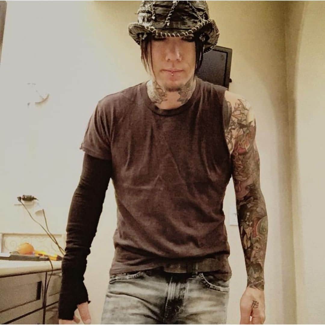DJアシュバさんのインスタグラム写真 - (DJアシュバInstagram)「Me & a stitched up ol’ friend of mine. Just might have to dust this old thing off again one day.」6月4日 3時11分 - ashba