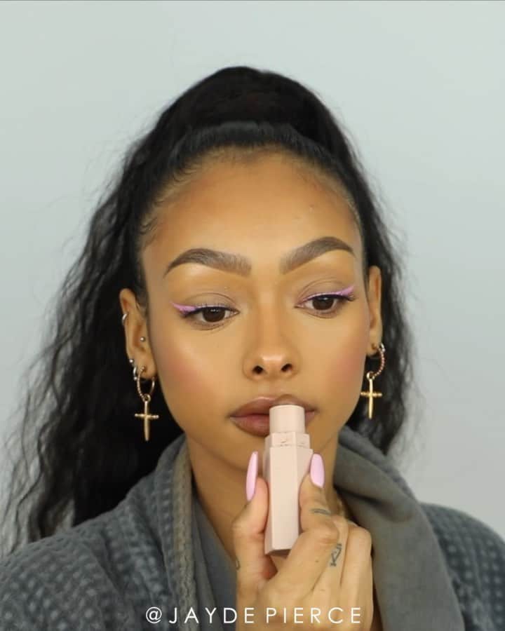 ジェイデ・ピアスのインスタグラム：「GIVEAWAY TIME! ✨ Many of you have been asking me to do a video just using @fentybeauty products for a while and because it’s taken me so damn long I wanted to throw in a giveaway! I’m picking three winners to win any three @fentybeauty products of their choice. @fentybeauty have kindly #gifted some products but if there’s a product you want that hasn’t been gifted I’ll go out and buy it for you, it doesn’t have to be what I’ve used in this video! Winners will be announced on my story on Monday 10th so you have a week to enter. This giveaway is worldwide!  ENTRY DETAILS- • Follow me (@jaydepierce) and @fentybeauty. • Like this post. • Mention what three @fentybeauty products you would love to have.  PRODUCTS USED- @fentybeauty pro kiss’r scrub stick @fentybeauty pro kiss’r lip balm @fentybeauty pro filt’r foundation (330) @fentybeauty pro filt’r concealer (330) @fentybeauty pro filt’r setting powder (banana) @fentybeauty match stix (truffle) @fentybeauty killawatt highlighter (afternoon snack/mo’ hunny) @fentybeauty pro filt’r eye primer @fentybeauty match stix (yacht lyfe) @fentybeauty sun stalk’r bronzer (caramel cutie) @fentybeauty baecae liquid eyeliner (hottie alert) @fentybeauty Moroccan spice eyeshadow palette @fentybeauty match stix (truffle) used as lip liner @fentybeauty stunna lip paint (unbutton) @fentybeauty gloss bomb (fu$$y) @fentybeauty body lava (who needs clothes)  SONG: big ole freak- @theestallion  GOOD LUCK 💋」