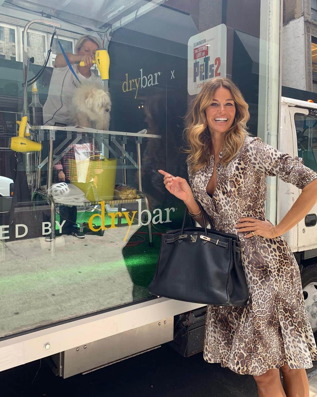 ケリー・キローレン・ベンサイモンさんのインスタグラム写真 - (ケリー・キローレン・ベンサイモンInstagram)「Thank you @thedrybar and the premiere of the new movie of #thesecretlifeofpets2 #PETS2. @fluffbensimon looks amazing in her yellow bow!! I’m obsessed by my hair color from #hairgod @bradleyirion!! What a way to start my MONDAY. #mondayvibes #barkbar #fashionblogger #mayhaveatreatinmybrikin #ilovedogs. Wearing @elietahari #ootd #animalprints」6月4日 3時13分 - kellybensimon