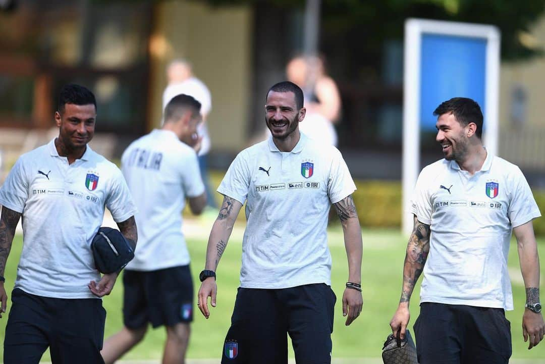 レオナルド・ボヌッチさんのインスタグラム写真 - (レオナルド・ボヌッチInstagram)「Day2 🇮🇹💪🏻 #sottoununicabandiera #LB19 #VivoAzzurro」6月4日 3時16分 - bonuccileo19