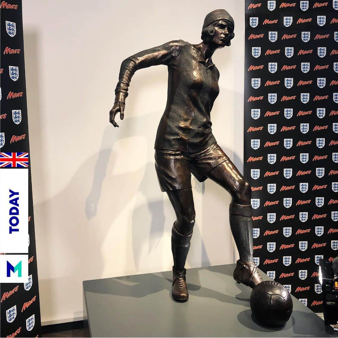 Marsさんのインスタグラム写真 - (MarsInstagram)「The world we want tomorrow is one where every woman is supported to achieve her true potential. That’s why today, Mars Bar in @mars.uk are unveiling the first ever statue of a female footballer in the UK, to wave off the England Football team to the Women’s World Cup. We wish all teams the best of luck and hope that this statue serves as inspiration for every team taking part, just as we’re inspired by you. #TomorrowStartsToday #ProudlyMars #SupportHer ⚽️」6月4日 3時20分 - marsglobal