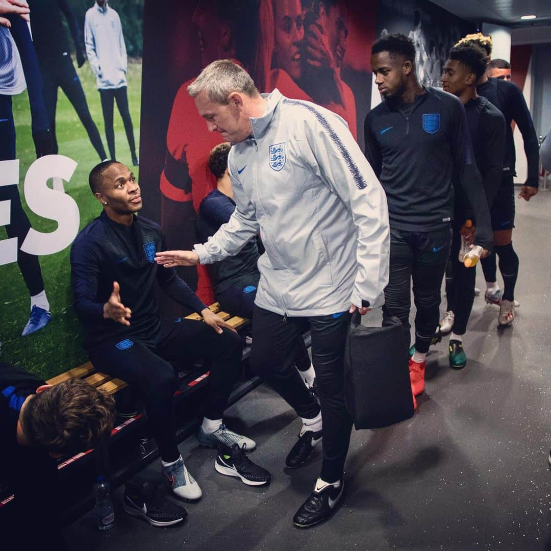 サッカー イングランド代表チームさんのインスタグラム写真 - (サッカー イングランド代表チームInstagram)「#ThreeLions 🤝 #YoungLions」6月4日 3時33分 - england