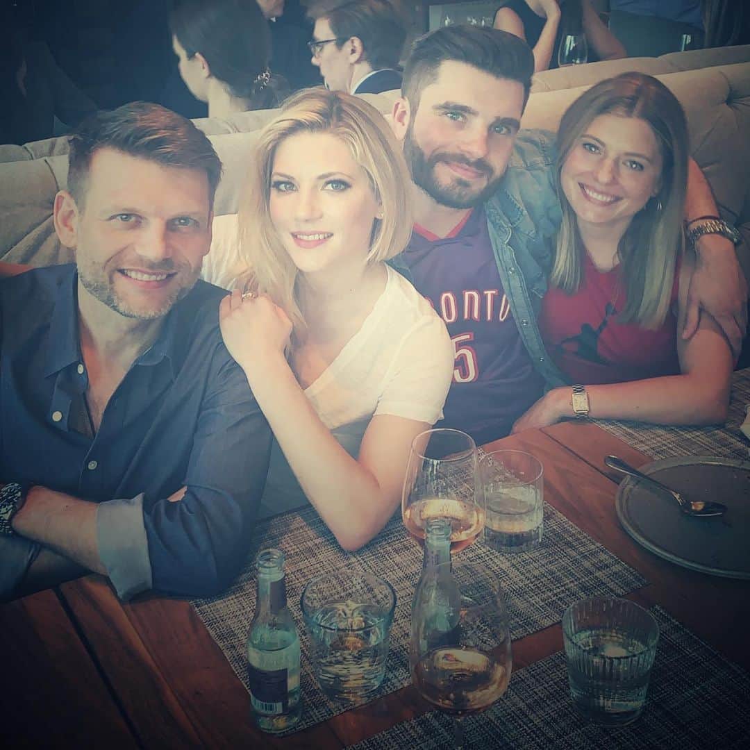キャサリン・ウィニックのインスタグラム：「Go Raptors! Sibling night with my favorite people. 🏀💙 #family」