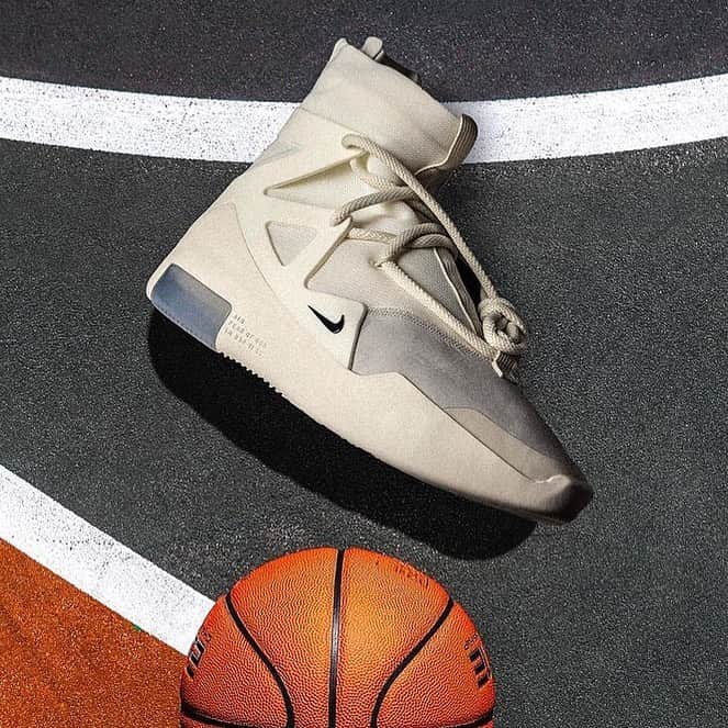 Sneaker Newsさんのインスタグラム写真 - (Sneaker NewsInstagram)「The Nike Air Fear Of God 1 returns on June 8th in a clean Sail/Black colorway. For full release details, tap the link in our bio. 📸: @oneness」6月4日 3時25分 - sneakernews