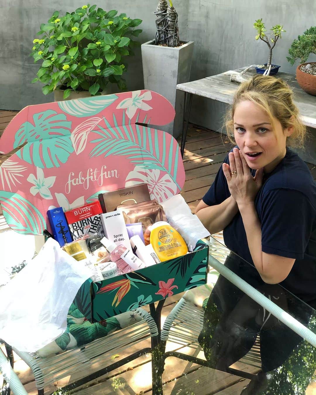 エリカ・クリステンセンのインスタグラム：「And I thought Christmas only came once a year... (bad Bond joke). #fabfitfunpartner, code ERIKA will get you $10 off your first box! The Summer box came with some schmancy masks and workout bands and a crazy amount of stuff for the price. Dannng, @fabfitfun. #fabfitfun」
