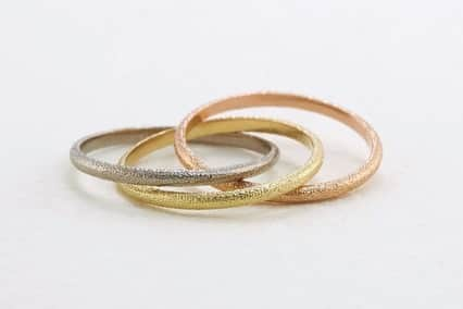 アレックスモンローさんのインスタグラム写真 - (アレックスモンローInstagram)「Symbolising eternal love, the Russian wedding ring of three interlocking bands of solid yellow, white and rose gold has been recreated in Alex’s style ✨🎐🌹 Each band is imbued with fine bee texturing on the outside 🐝 . #bride #wedding #band #groom #weddingband #love #gold #white #rose」6月4日 3時31分 - alexmonroejewellery