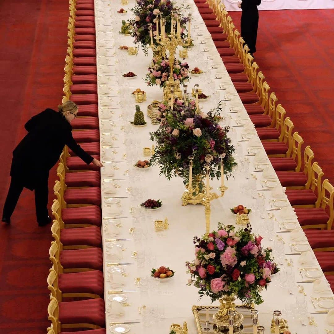 ロイヤル・ファミリーさんのインスタグラム写真 - (ロイヤル・ファミリーInstagram)「A sneak peek of the State Banquet table in the Buckingham Palace Ballroom.  The final finishing touches will be added shortly before The Queen welcomes the President of the United States @realdonaldtrump, the First Lady @flotus, members of the Royal Family and around 170 guests to celebrate the #USStateVisit.  Swipe ⬅️ to see #behindthescenes photos of the Footman’s team and Royal Florists transforming the Ballroom and setting the table earlier today.」6月4日 3時33分 - theroyalfamily