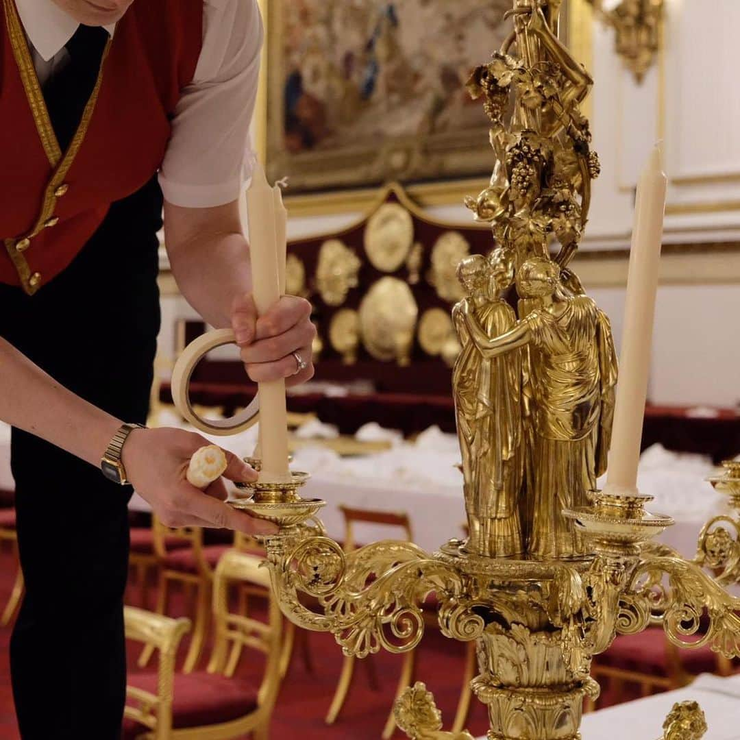 ロイヤル・ファミリーさんのインスタグラム写真 - (ロイヤル・ファミリーInstagram)「A sneak peek of the State Banquet table in the Buckingham Palace Ballroom.  The final finishing touches will be added shortly before The Queen welcomes the President of the United States @realdonaldtrump, the First Lady @flotus, members of the Royal Family and around 170 guests to celebrate the #USStateVisit.  Swipe ⬅️ to see #behindthescenes photos of the Footman’s team and Royal Florists transforming the Ballroom and setting the table earlier today.」6月4日 3時33分 - theroyalfamily