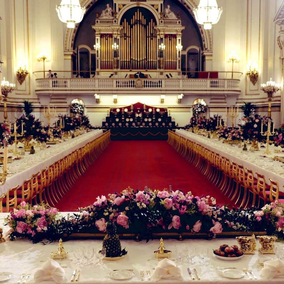 ロイヤル・ファミリーさんのインスタグラム写真 - (ロイヤル・ファミリーInstagram)「A sneak peek of the State Banquet table in the Buckingham Palace Ballroom.  The final finishing touches will be added shortly before The Queen welcomes the President of the United States @realdonaldtrump, the First Lady @flotus, members of the Royal Family and around 170 guests to celebrate the #USStateVisit.  Swipe ⬅️ to see #behindthescenes photos of the Footman’s team and Royal Florists transforming the Ballroom and setting the table earlier today.」6月4日 3時33分 - theroyalfamily