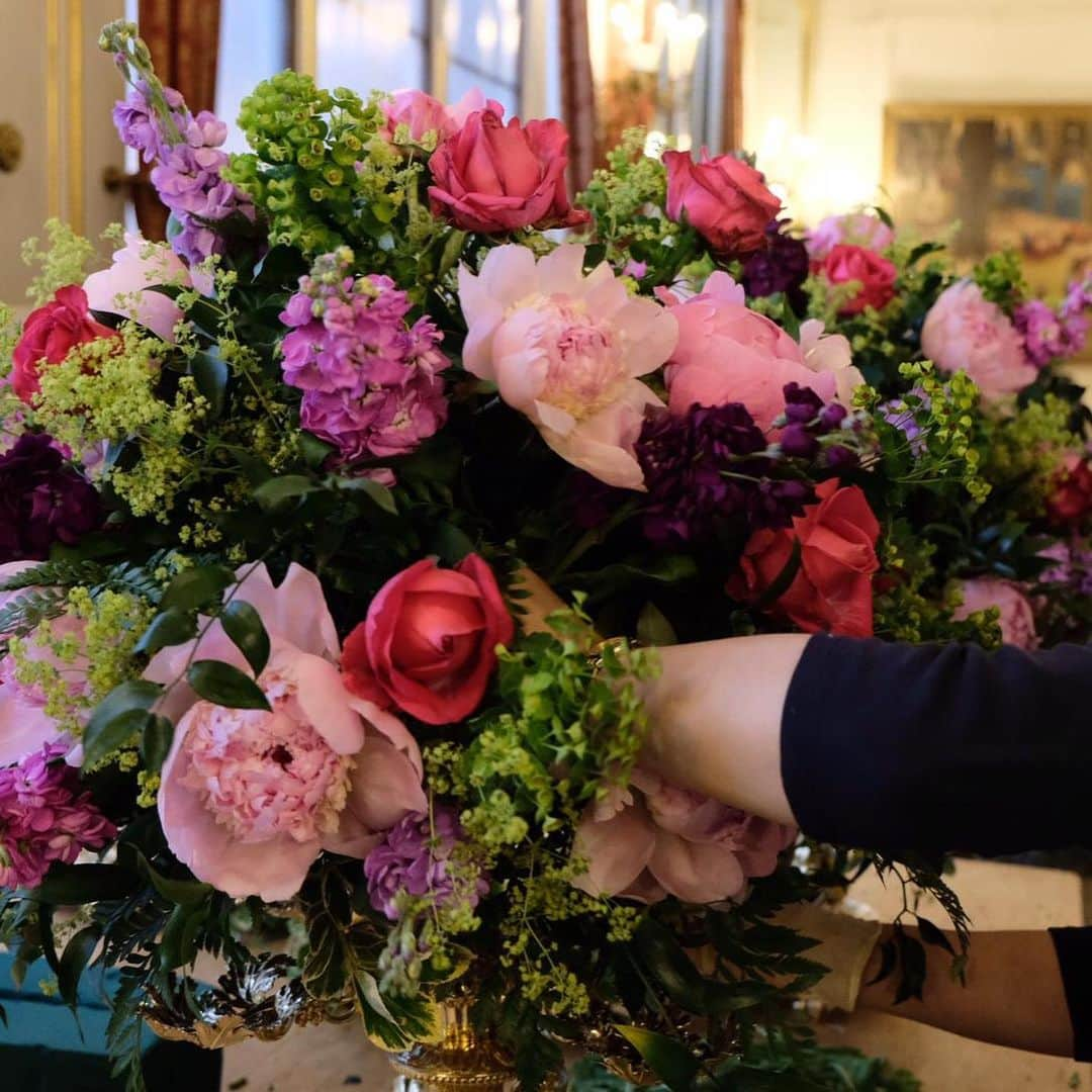 ロイヤル・ファミリーさんのインスタグラム写真 - (ロイヤル・ファミリーInstagram)「A sneak peek of the State Banquet table in the Buckingham Palace Ballroom.  The final finishing touches will be added shortly before The Queen welcomes the President of the United States @realdonaldtrump, the First Lady @flotus, members of the Royal Family and around 170 guests to celebrate the #USStateVisit.  Swipe ⬅️ to see #behindthescenes photos of the Footman’s team and Royal Florists transforming the Ballroom and setting the table earlier today.」6月4日 3時33分 - theroyalfamily