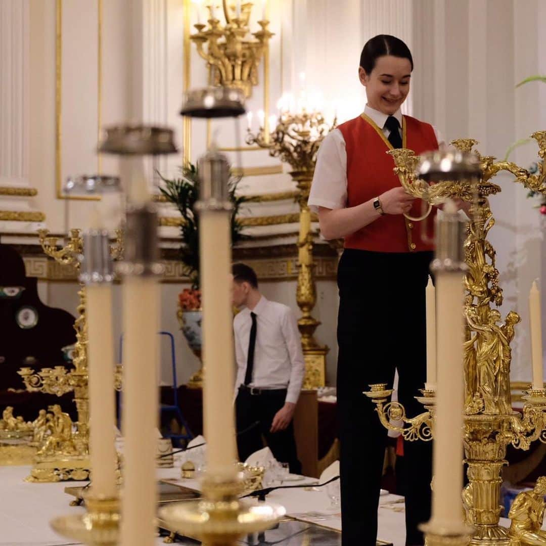 ロイヤル・ファミリーさんのインスタグラム写真 - (ロイヤル・ファミリーInstagram)「A sneak peek of the State Banquet table in the Buckingham Palace Ballroom.  The final finishing touches will be added shortly before The Queen welcomes the President of the United States @realdonaldtrump, the First Lady @flotus, members of the Royal Family and around 170 guests to celebrate the #USStateVisit.  Swipe ⬅️ to see #behindthescenes photos of the Footman’s team and Royal Florists transforming the Ballroom and setting the table earlier today.」6月4日 3時33分 - theroyalfamily