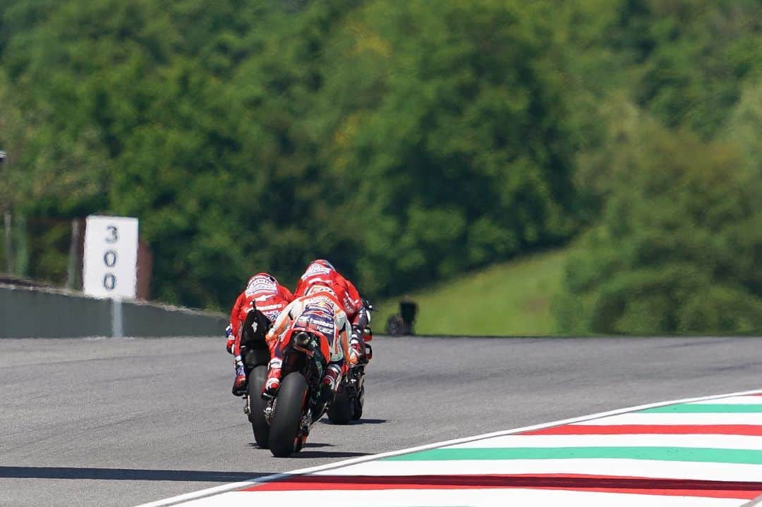 レプソル・ホンダさんのインスタグラム写真 - (レプソル・ホンダInstagram)「Line it up. ➡️ Slipstream 💨 ⠀⠀⠀⠀⠀⠀⠀⠀⠀ #ItalianGP #25RepsolHonda #Repsol #MotoGP #Honda #Racing #RepsolHonda #HRC #RC213V #MM93 #MarcMarquez #MM93🐜 #ThePowerOfDreams #Motorcycle #Italy #Slipstream #350km #Ducati」6月4日 3時42分 - hrc_motogp