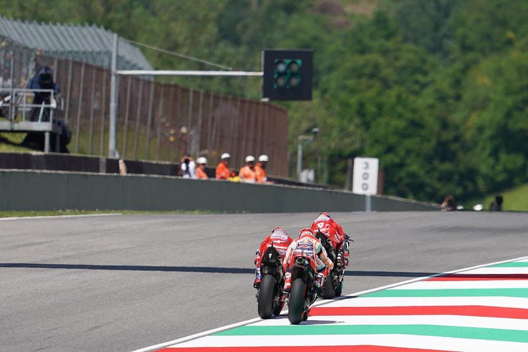 レプソル・ホンダさんのインスタグラム写真 - (レプソル・ホンダInstagram)「Line it up. ➡️ Slipstream 💨 ⠀⠀⠀⠀⠀⠀⠀⠀⠀ #ItalianGP #25RepsolHonda #Repsol #MotoGP #Honda #Racing #RepsolHonda #HRC #RC213V #MM93 #MarcMarquez #MM93🐜 #ThePowerOfDreams #Motorcycle #Italy #Slipstream #350km #Ducati」6月4日 3時42分 - hrc_motogp