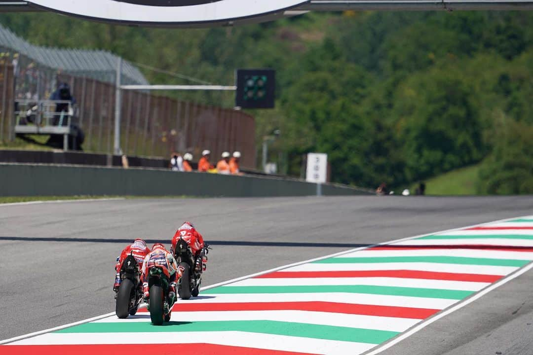 レプソル・ホンダさんのインスタグラム写真 - (レプソル・ホンダInstagram)「Line it up. ➡️ Slipstream 💨 ⠀⠀⠀⠀⠀⠀⠀⠀⠀ #ItalianGP #25RepsolHonda #Repsol #MotoGP #Honda #Racing #RepsolHonda #HRC #RC213V #MM93 #MarcMarquez #MM93🐜 #ThePowerOfDreams #Motorcycle #Italy #Slipstream #350km #Ducati」6月4日 3時42分 - hrc_motogp