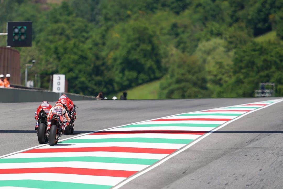 レプソル・ホンダさんのインスタグラム写真 - (レプソル・ホンダInstagram)「Line it up. ➡️ Slipstream 💨 ⠀⠀⠀⠀⠀⠀⠀⠀⠀ #ItalianGP #25RepsolHonda #Repsol #MotoGP #Honda #Racing #RepsolHonda #HRC #RC213V #MM93 #MarcMarquez #MM93🐜 #ThePowerOfDreams #Motorcycle #Italy #Slipstream #350km #Ducati」6月4日 3時42分 - hrc_motogp