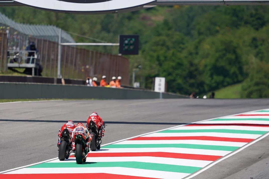 レプソル・ホンダのインスタグラム：「Line it up. ➡️ Slipstream 💨 ⠀⠀⠀⠀⠀⠀⠀⠀⠀ #ItalianGP #25RepsolHonda #Repsol #MotoGP #Honda #Racing #RepsolHonda #HRC #RC213V #MM93 #MarcMarquez #MM93🐜 #ThePowerOfDreams #Motorcycle #Italy #Slipstream #350km #Ducati」