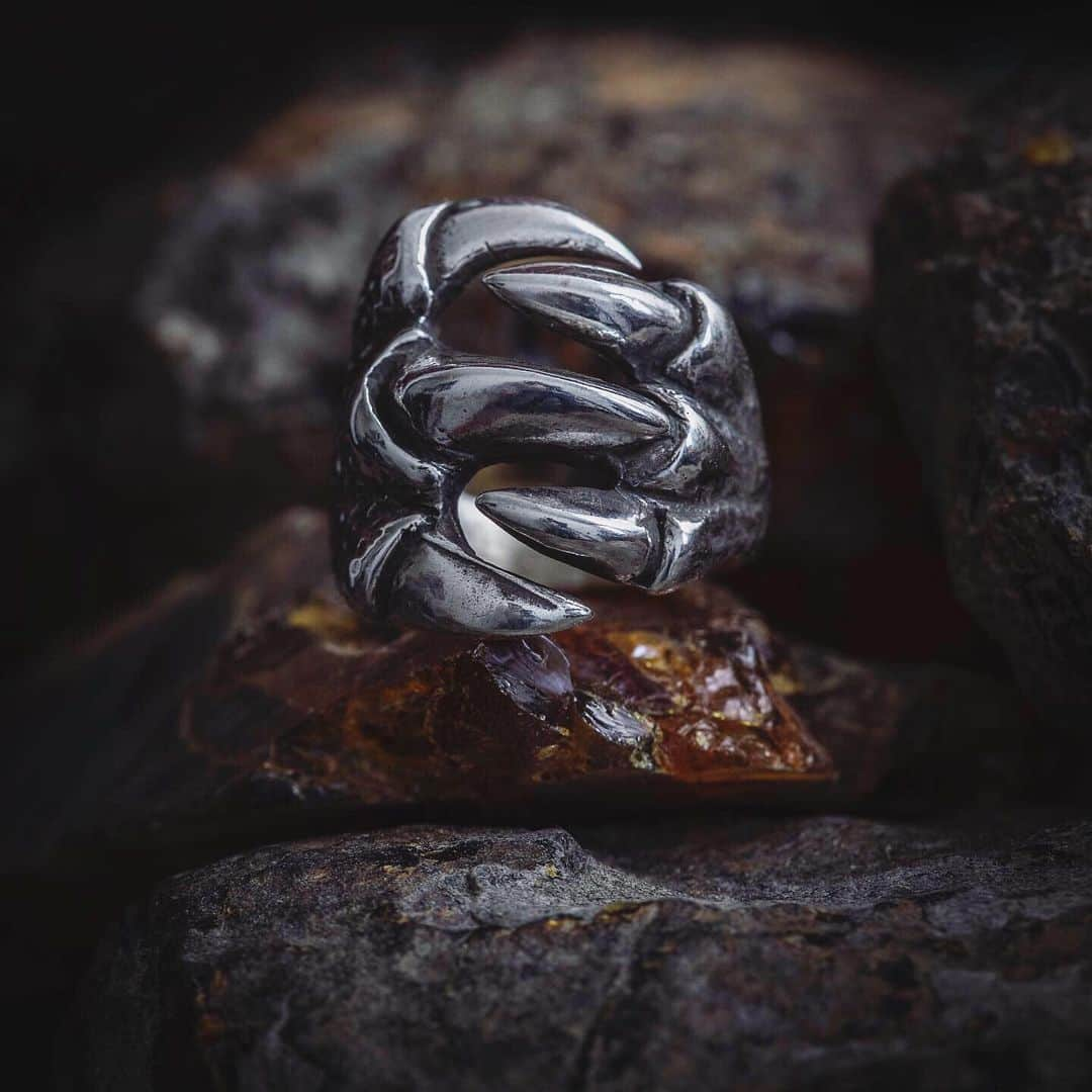 アレックスストリーターさんのインスタグラム写真 - (アレックスストリーターInstagram)「The Dragon Talon Ring Available in the Medieval Section at AlexStreeter.com  #AlexStreeter」6月4日 3時58分 - alexstreeternyc