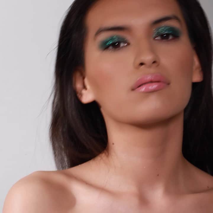 Smashboxのインスタグラム：「Happy Pride Month from everyone at Smashbox! How will you celebrate? 🌈 ⠀⠀⠀⠀⠀⠀⠀⠀⠀ Get the @celeste.red's look @sephora: ✨ Bold Glitter Cover Shot Eye Shadow Palette ✨ Studio Skin 24 Hour Hydra Foundation ✨ Gloss Angeles in Sorbet Watch」