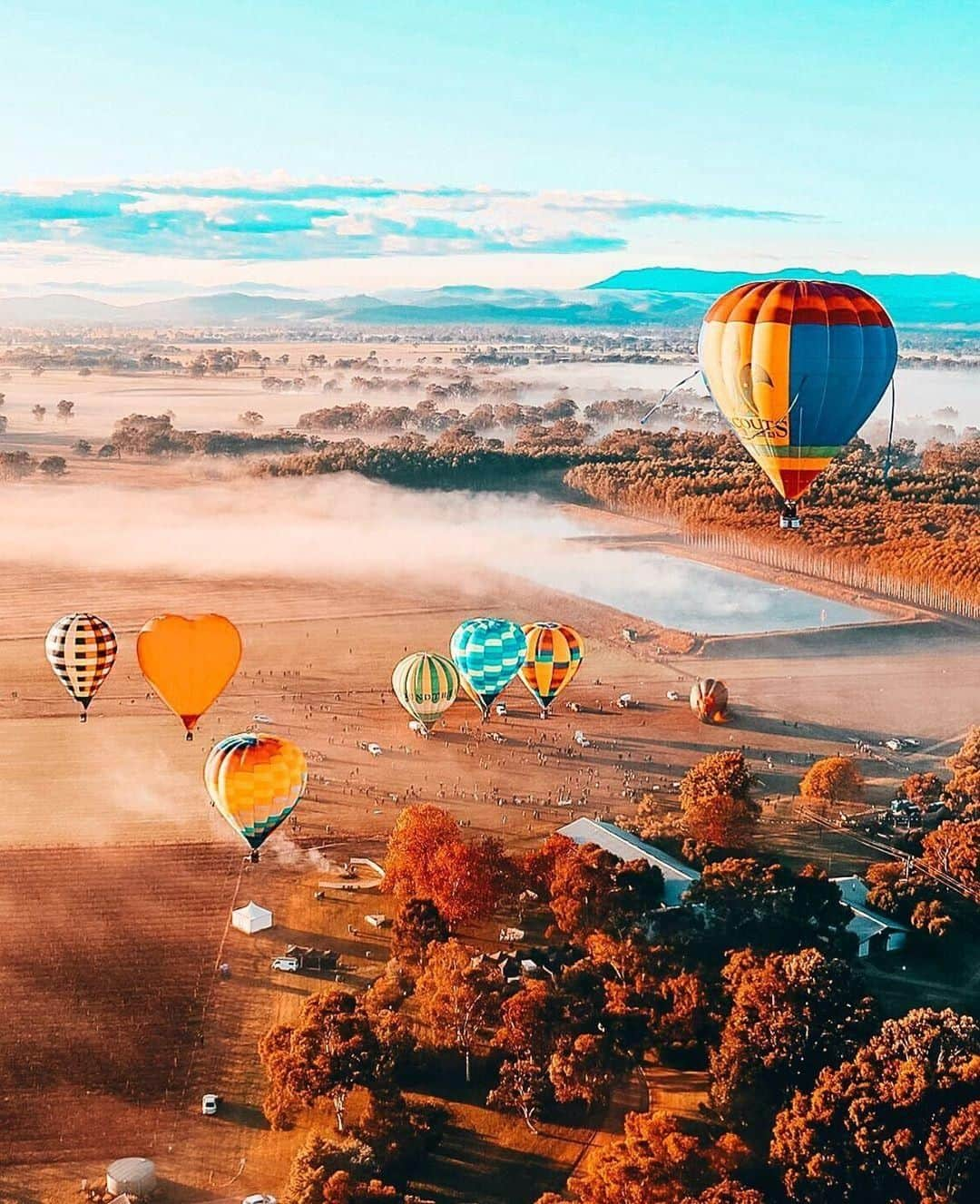 Australiaさんのインスタグラム写真 - (AustraliaInstagram)「Up, up and away. 🎈@melbournegirl has been reminiscing about the magical scenery from  #KingValleyBalloonFestival last year, when she captured this dreamy shot. Located in the picturesque @seehighcountry, the #KingValley is a renowned food and wine producing region that’s located three hours from @visitmelbourne, and hosts a #hotairballoon festival every June long weekend. This year it’ll be held from 7-10 June, with balloons being inflated on-site at @dalzottowines, @kr.brewing, @kingriverestate and @politiniwines on the Sunday. TIP: Pick your vantage spot early, and grab a glass of wine or craft beer to enjoy the sight.  #seeaustralia #visitvictoria #seehighcountry #visitkingvalley #travel #viewfromabove」6月4日 4時00分 - australia