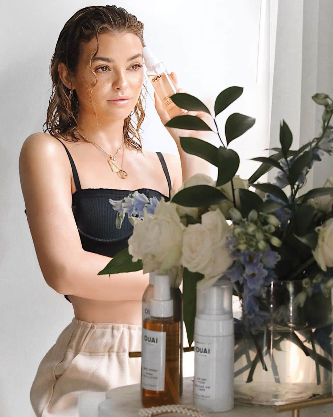 Kelsey Simoneさんのインスタグラム写真 - (Kelsey SimoneInstagram)「In this house we take the Glowy Dewy look VERY seriously ✨💦 Using the @theouai Rose Hair & Body oil all spring and summer long to keep my skin hydrated, shining, and smelling amazing! Body oil is something I use everyday in the summer, so having one that can double for my hair is perfect!」6月4日 4時05分 - k.els.e.y