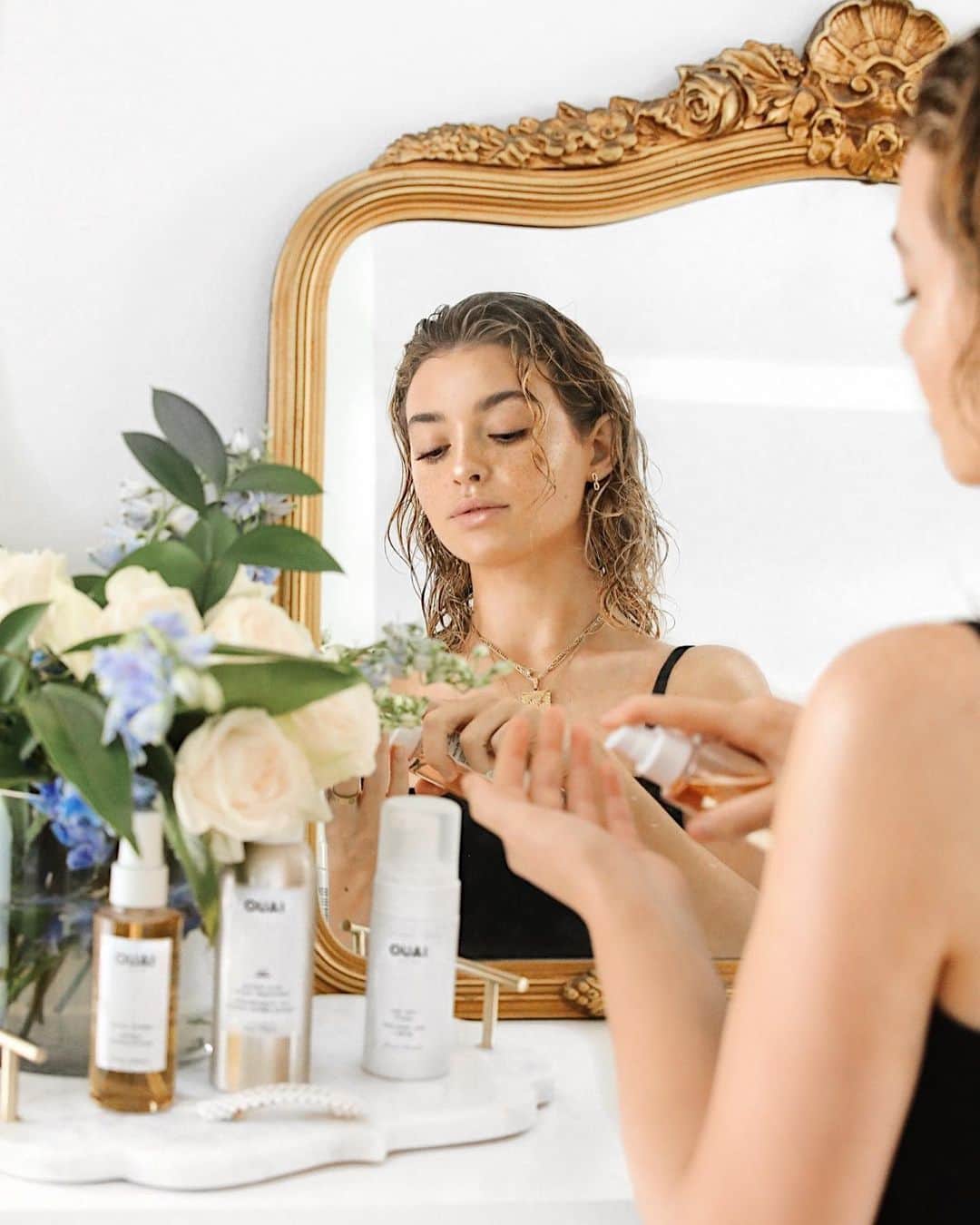 Kelsey Simoneさんのインスタグラム写真 - (Kelsey SimoneInstagram)「In this house we take the Glowy Dewy look VERY seriously ✨💦 Using the @theouai Rose Hair & Body oil all spring and summer long to keep my skin hydrated, shining, and smelling amazing! Body oil is something I use everyday in the summer, so having one that can double for my hair is perfect!」6月4日 4時05分 - k.els.e.y