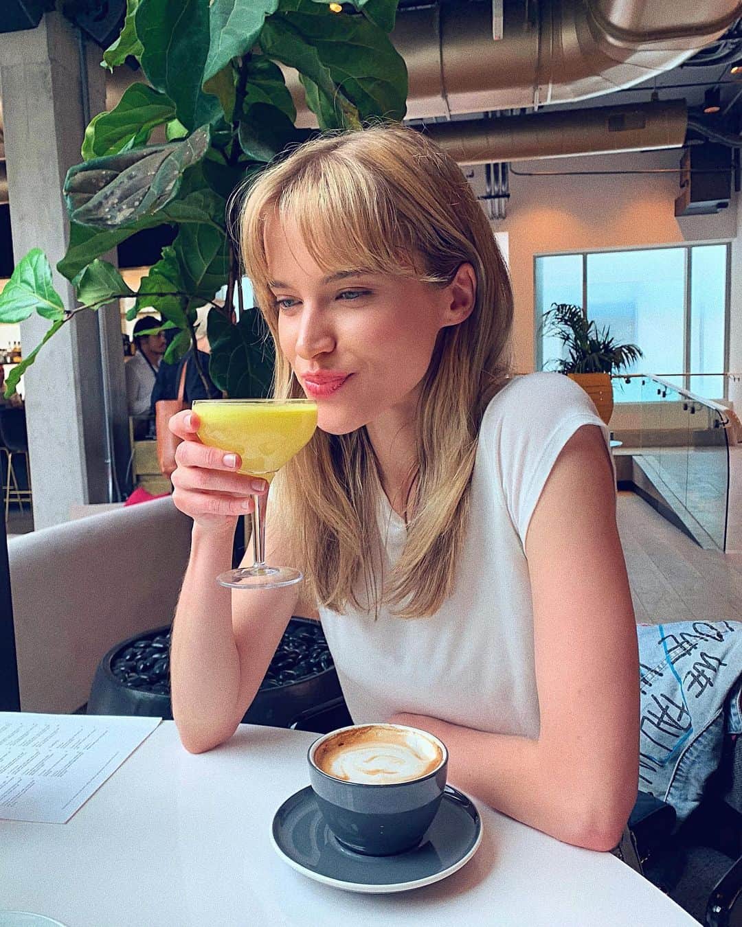 タニヤ・ミティアッシーナのインスタグラム：「☕️just me and my coffee/turmeric diet☕️😛」