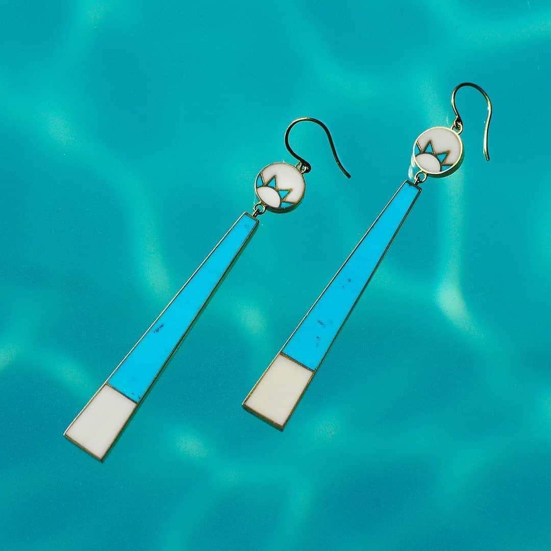のインスタグラム：「Every summer we worship the sun. Our cheeks blush and flowers bloom, as rays reach down to lift us up. Using the ancient technique of inlay, we have created these drop earrings with a nod to Ra, the Sun God. They indulge in the aesthetics of Ancient Egypt as well as modern interpretations, such as the Art Deco Revival. No one can forget Elizabeth Taylor in Cleopatra. Meticulously handcrafted in turquoise and fossilized walrus ivory, these One-of-a-Kind inlay earrings have solid gold backings that hang from recycled 18K gold ear wires.」
