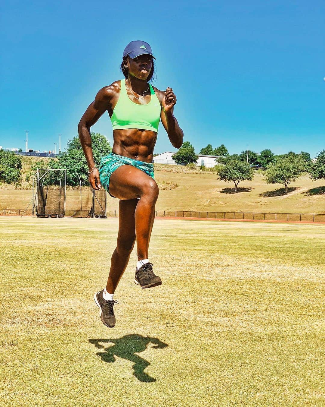 デズリー・ヘンリーさんのインスタグラム写真 - (デズリー・ヘンリーInstagram)「Float like a butterfly, run like me 🦋 #MondayMotivation - - - - #TrackAndField#Athletics#Fitness#Potd#Adidas#AdidasWomen#Fitness#running#runningmotivation#trackgirls#absworkout#absmotivation#Florida#trackstar#Olympian#TeamGB#Proathlete」6月4日 4時12分 - desiree_lh