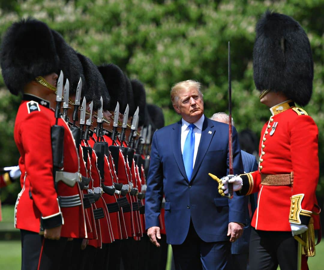 のインスタグラム：「AFP Photo 📷 Mandel Ngan - US President Donald Trump inspects an honour guard during a welcome ceremony at Buckingham Palace in central London on June 3, 2019, on the first day of their three-day State Visit to the UK. Britain rolled out the red carpet for US President Donald Trump on June 3 as he arrived in Britain for a state visit already overshadowed by his outspoken remarks on Brexit. #trump #donaldtrump #buckinghampalace」