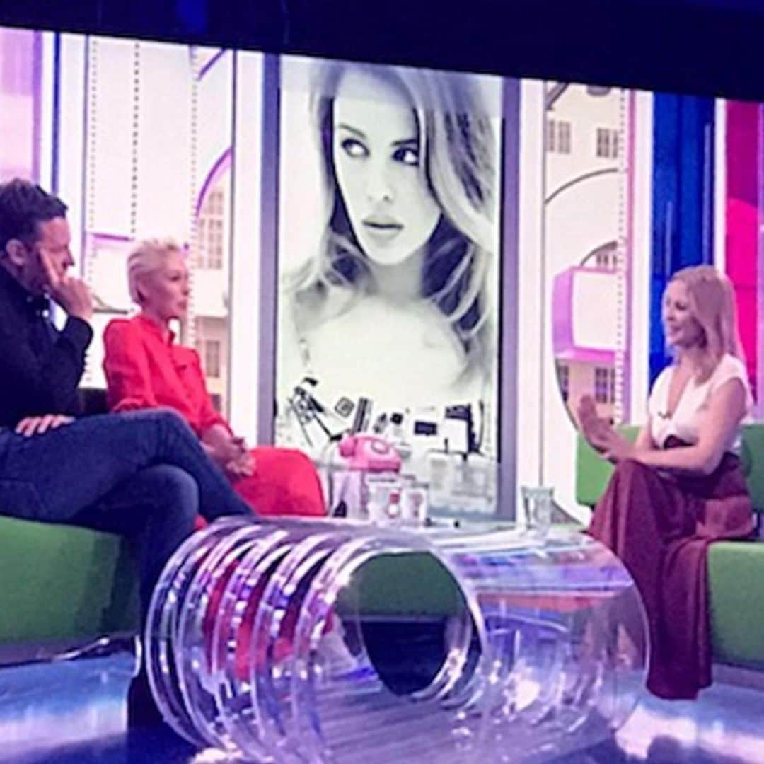 カイリー・ミノーグさんのインスタグラム写真 - (カイリー・ミノーグInstagram)「Just on the HOT (Pink) LINE to Douglas from London! Thanks for having me @bbctheoneshow ... so lovely to see you all again! Swipe. 👉🏻👉🏻👉🏻」6月4日 4時18分 - kylieminogue