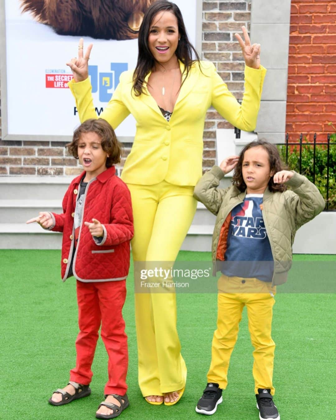 ダニア・ラミレスさんのインスタグラム写真 - (ダニア・ラミレスInstagram)「#Daniacs No Mellow with this Yellow! Outfit deets tagged. We loved the film! @mygaiaaether @secretlifeofpets @illuminationent @universalpictures ❤️ ya @nicolaparish @brooklynprla suit: @gretelz.official Jewlery: @bemylilou Make Up: @michalmakeup」6月4日 4時26分 - daniajramirez