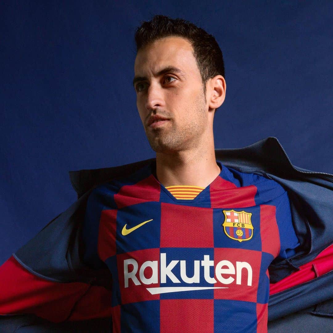 FCバルセロナさんのインスタグラム写真 - (FCバルセロナInstagram)「😍 Our captains. 🔵🔴 Our new kit  @leomessi @5sergiob @3gerardpique @sergiroberto」6月4日 4時29分 - fcbarcelona